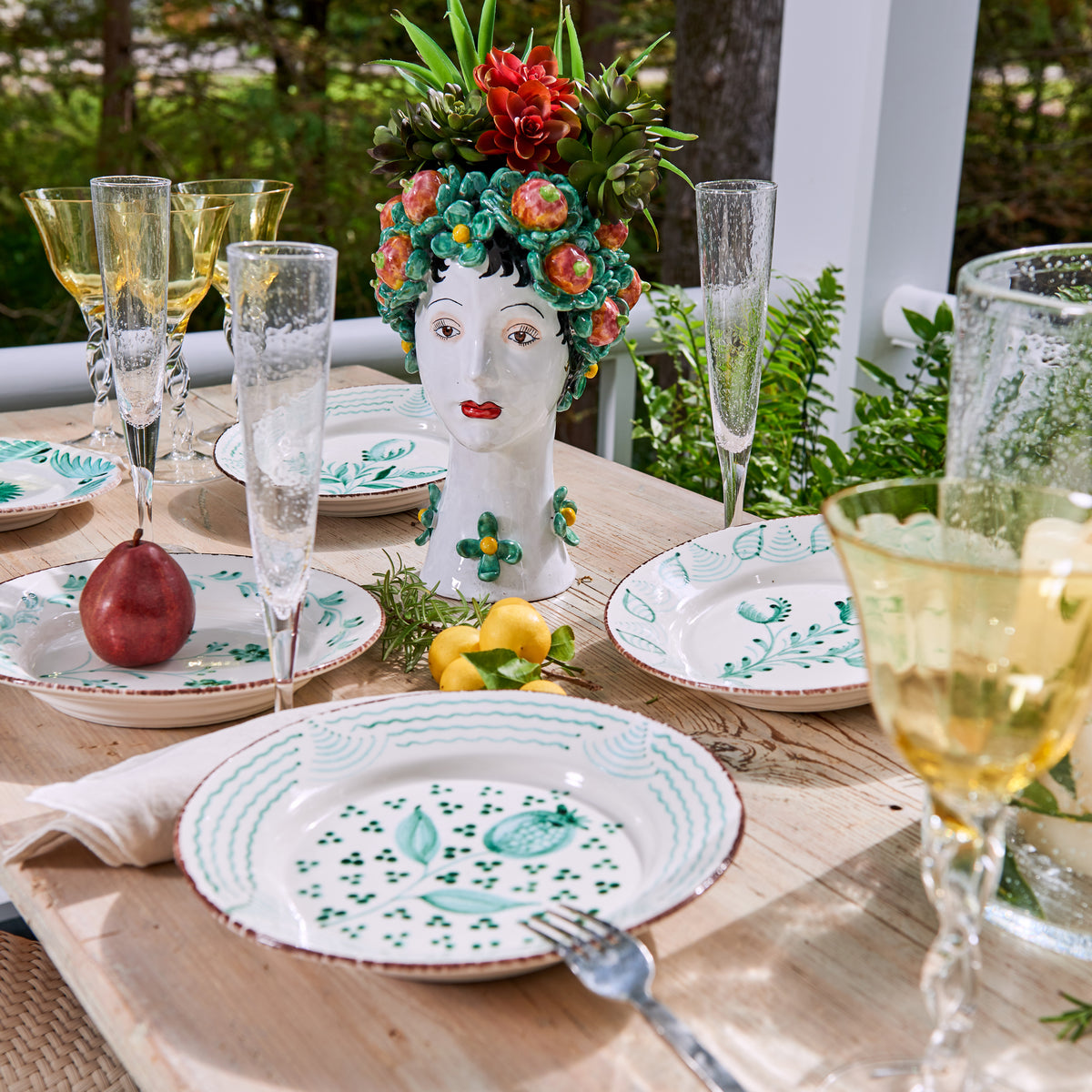 Casa Nuno Green and White Dinner Plate, 3 Flowers/Vines